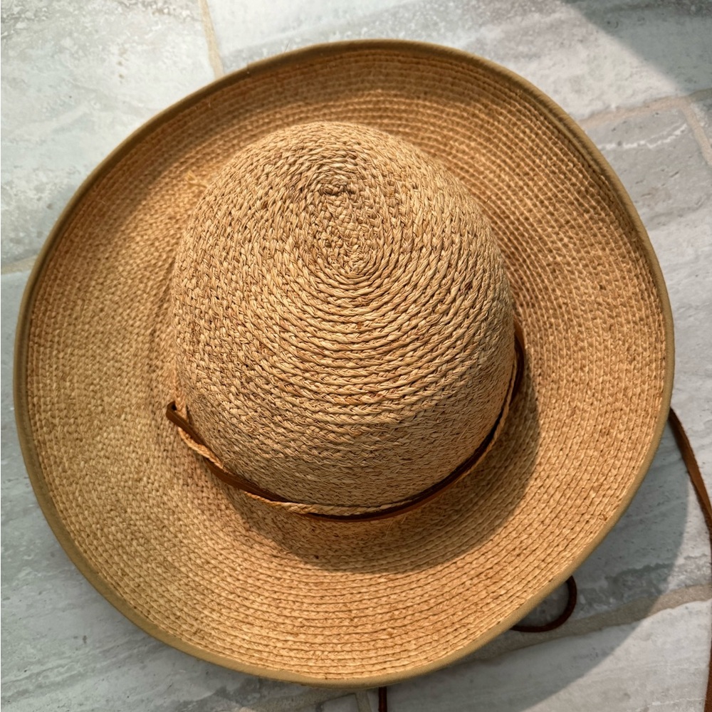 Tilley Raffa hat. Size large. Barely worn.